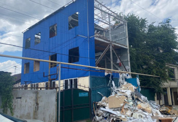 В Алматы сносят здание в три этажа по решению суда