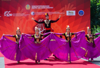 Алматыда Құддыс Қожамияров атындағы музыкалық комедия театрының мерейтойы басталды