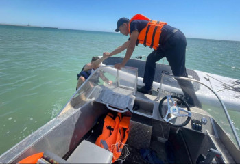 В Каспийском море спасли двух человек