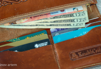 Тенге ослаб до минимума: сколько стоят доллар и евро в Казахстане