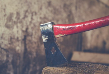 Алматыда құрылысшы басшысын балтамен өлтірмек болды