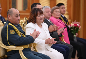 Президент су тасқынымен күреске белсене атсалысқан ел азаматтарын марапаттады