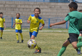 Футбол: Жамбыл облысында өткен турнирде алғаш рет қыздар командасы бақ сынады