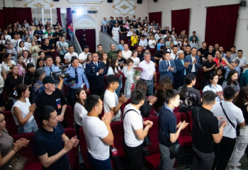 Повзрослевшие дети пришли отдать дань уважения полицейскому, который погиб, спасая их 16 лет назад