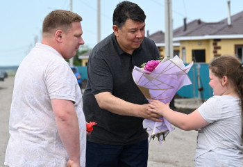 Канат Бозумбаев вручил ключи от 47 новых домов пострадавшим от паводка в СКО