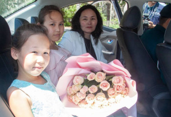 Вдове погибшего полицейского подарили ключи от авто