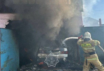 Абай облысында гаражда тұрған көлік өртеніп кетті