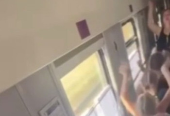 Утренняя зарядка юных талантов позабавила пассажиров поезда