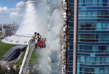 Угрозу распространения огня в здании близ Хан-Шатыра удалось снять