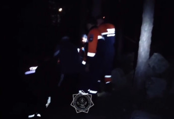 Травмированного мужчину спасатели спускали с горы почти километр