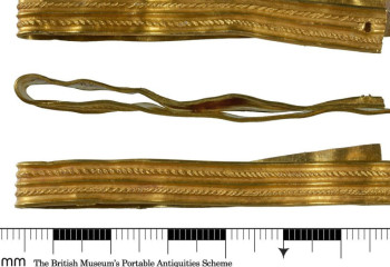 Выгуливавший пса 11-летний мальчик нашёл золотой браслет древнеримского легионера