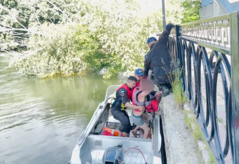 Мужчина нырнул в реку Ульбу и его унесло течением