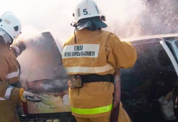 Қызылордада аулада тұрған көлік өртеніп кетті