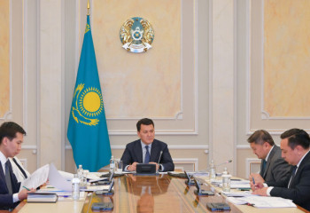 Ерлан Қарин шетелде кадрлар даярлау жөніндегі республикалық комиссияның отырысын өткізді