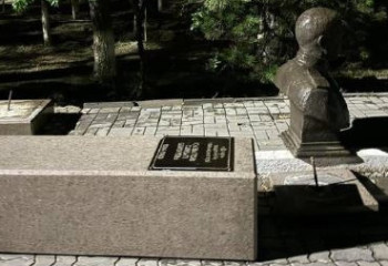 Атырауда 7 жасар қыз баланы ескерткіш басып қалды