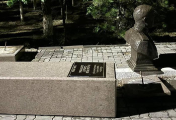 В Атырау семилетнюю девочку придавило упавшим памятником