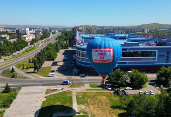 Воздушный шар с лозунгом запустили в небо в ВКО