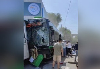 В Алматы автобус врезался в магазин: кадры ДТП