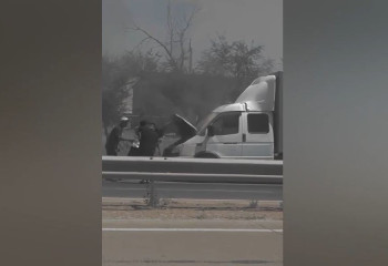 Шымкентте жолдың ортасында көлік өртенді