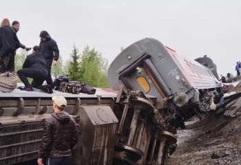 Поезд сошел с рельсов в России: внутри находилось больше 200 человек