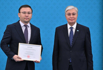 Токаев наградил казахстанцев за вклад в развитие журналистики и телевидения страны