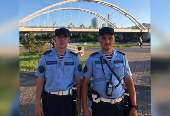 Астанада ұландықтар көпірден секірмек болған қызды құтқарып қалды