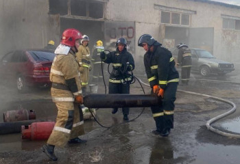 Спасатели вынесли 4 газовых баллона из пожара в Таразе