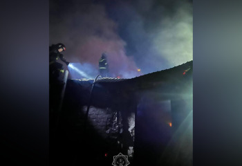 Крыша дома загорелась и обрушилась в Павлодарской области