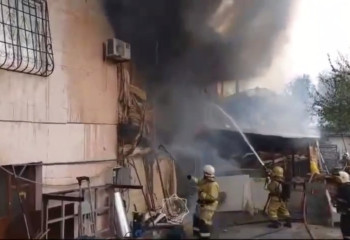 Пожарные Алматы борются с сильным пожаром в двухэтажном магазине