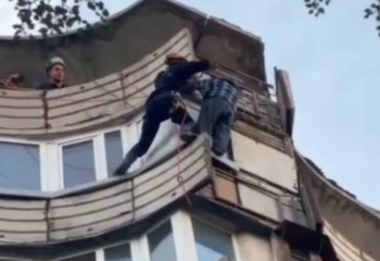 Павлодарда туыстарымен жанжалдасқан ер адам терезеден секірмек болған