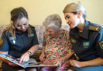 Алматыда әскери қызметшілер 99 жасқа келген соғыс ардагерін құттықтады