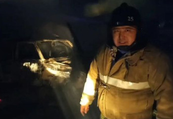 Ақмолада үй ауласында тұрған көлік өртеніп кетті