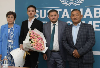 Саясат Нұрбек ҰБТ-да 140 балл жинаған түлекті құттықтады