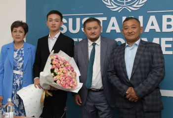 Министр поздравил набравшего 140 баллов на ЕНТ выпускника