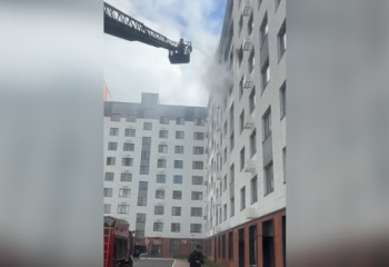 Пожар начался в многоэтажном жилом доме в Астане