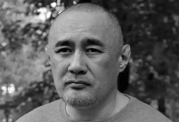 Казахстанский журналист Айдос Садыков скончался после покушения в Киеве