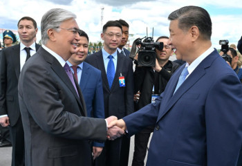 Қасым-Жомарт Тоқаев ҚХР төрағасы Си Цзиньпинді елорда әуежайында қарсы алды