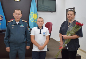 Спас годовалого братишку из пожара с гипсом на ноге: 10-летнего героя из Кокшетау наградили в ДЧС