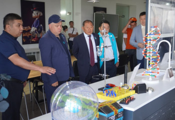 Мәжіліс депутаты «жайлы мектептерге» жиһаз жасайтын цехты аралады