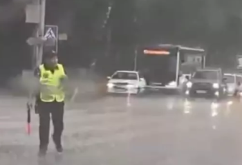 Өскемендік полиция қызметкерінің әрекеті көпшілікті сүйсіндірді