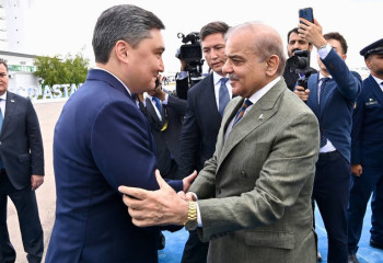 Премьер-Министр Пакистана Шахбаз Шариф прибыл в Казахстан для участия в саммите ШОС