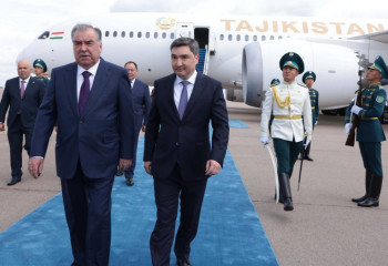 Эмомали Рахмон прибыл в столицу Казахстана на саммит ШОС