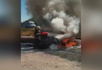 Огнеборцы оперативно потушили горящий автомобиль в Алматы