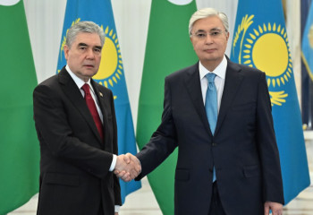 Президент провел встречу с Председателем Халк Маслахаты Туркменистана