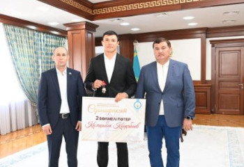 Боксшы Қамшыбек Қоңқабаевқа пәтер кілті табысталды