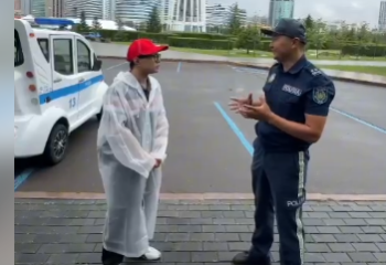 Гостья из Китая выразила благодарность сотруднику туристской полиции за оперативную помощь