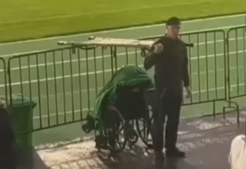 Полицейский укрыл мужчину в инвалидном кресле от дождя и стал героем соцсетей