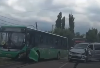 Авария в Алматы: микроавтобус столкнулся с пассажирским автобусом, есть пострадавшие