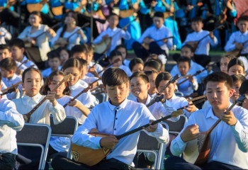 Талдықорғанда Домбыра күнінде 3 мың адам күй тартады