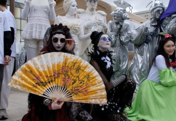 Костюмированные артисты театра оригинально поздравили с Днем столицы